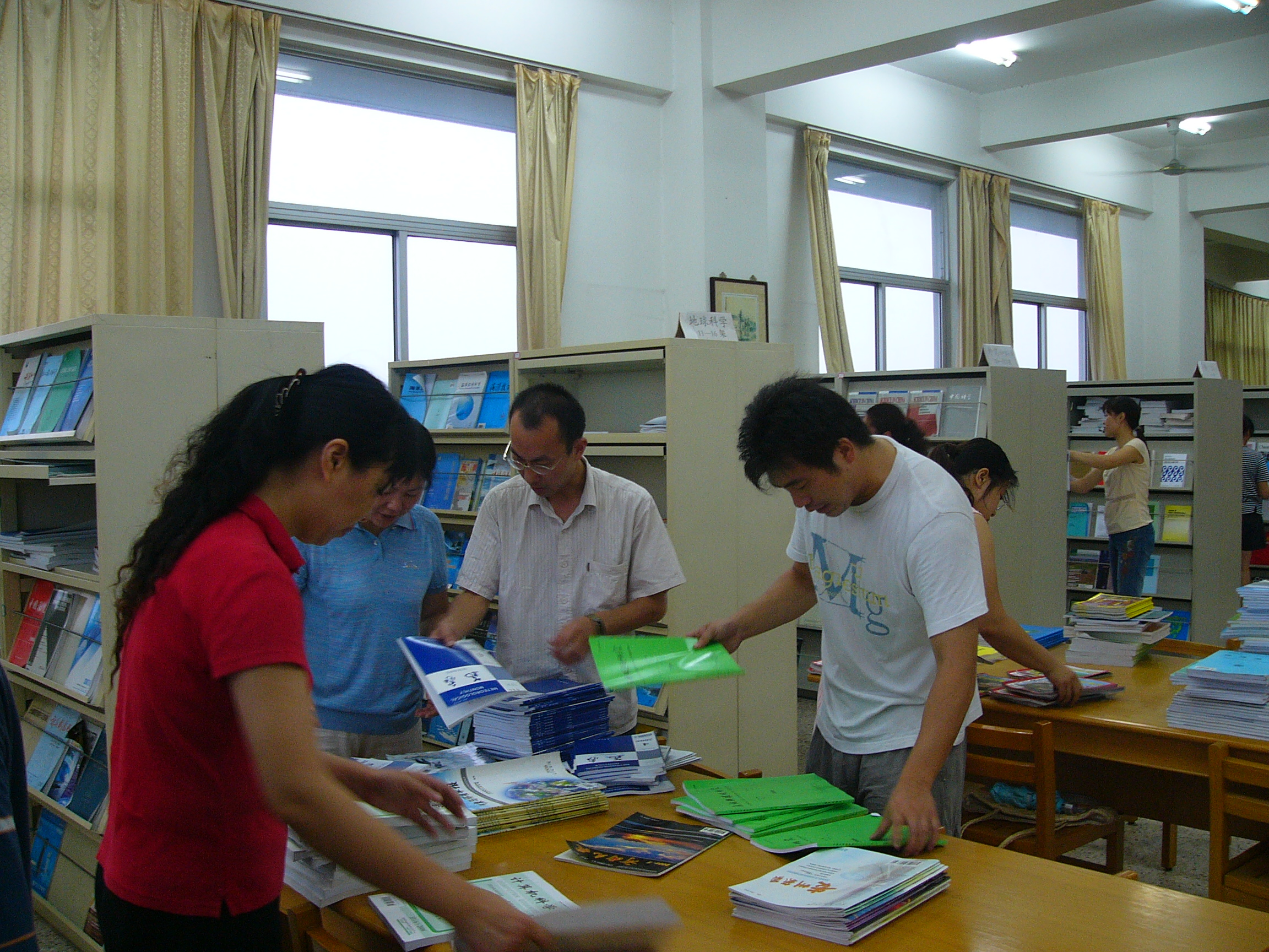 二代馆工作照片2-整理期刊.JPG