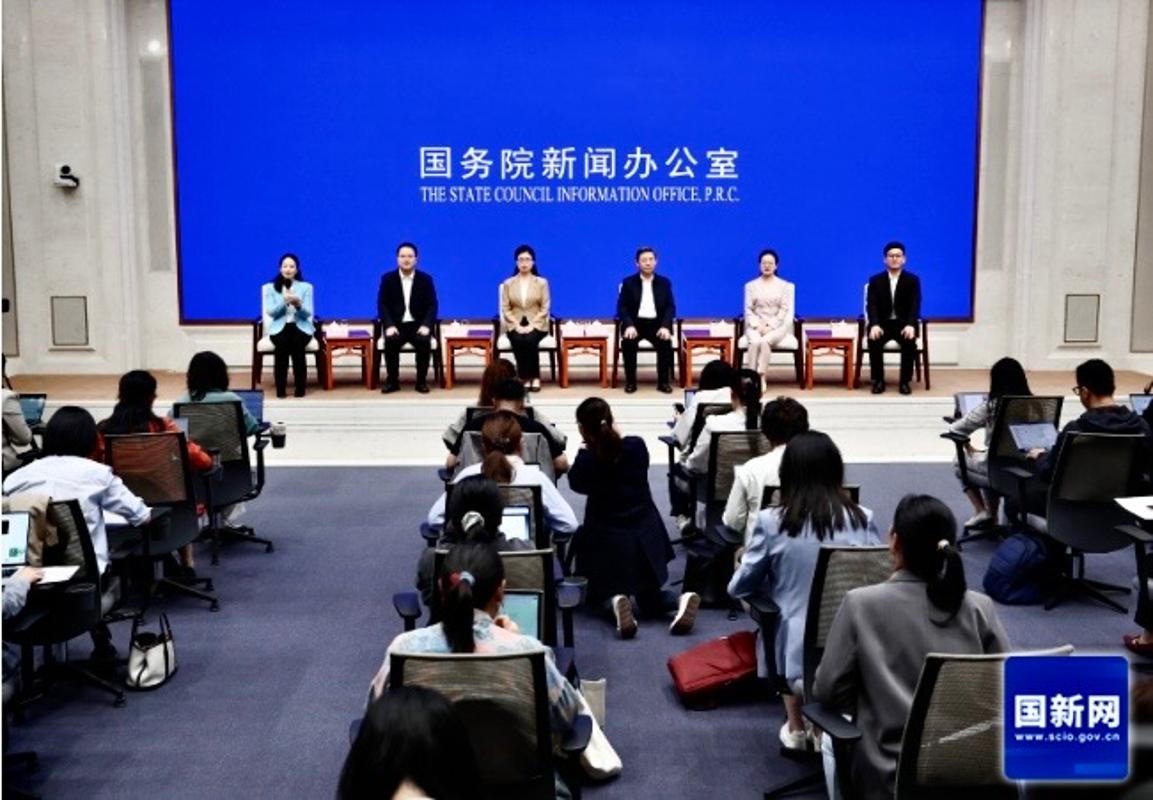 国新办中外记者见面会南信大校友...