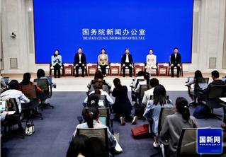 国新办中外记者见面会南信大校友...